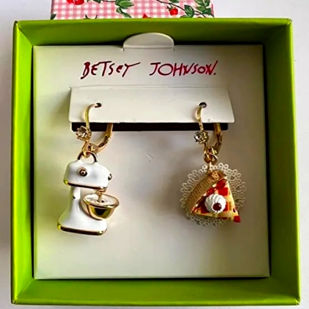 Betsey Johnson NIB Baby Cakes leverback earrings  mixer pie slice